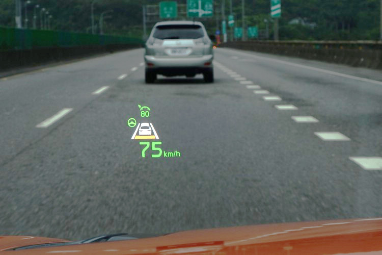 在全速域智慧巡航控制系統之外,還有車道維持輔助系統的協助。