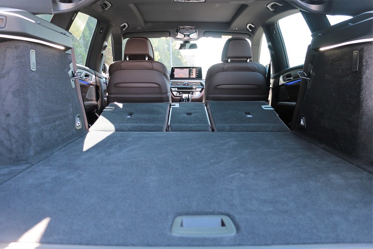 正常狀態容量為610公升,電動釋放的40/20/40後座椅背傾倒後,行李箱空間最多可擴大達1,800公升。