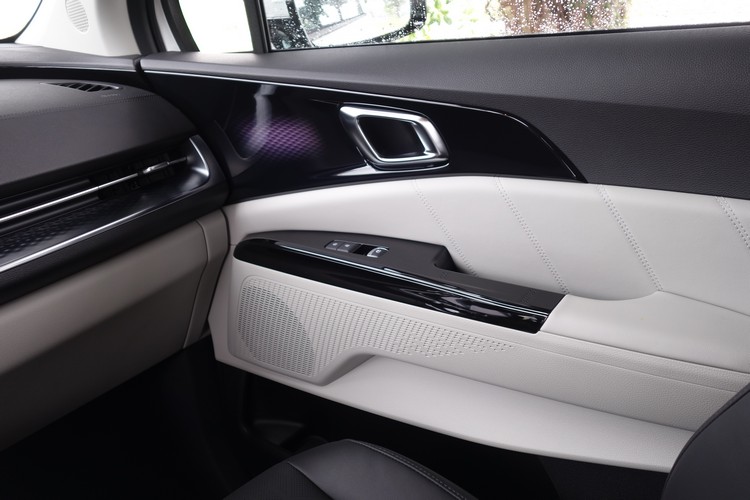 在各種飾板與皮質的搭配下,打造出質感不俗的座艙空間。