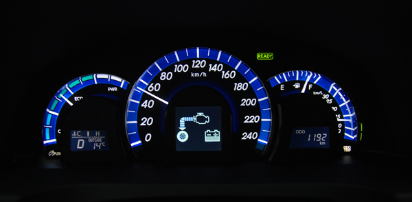 儀表板採用Hybrid專屬式樣,三環代表Hybrid的藍色光環,搭配MID多功能資訊顯示幕。