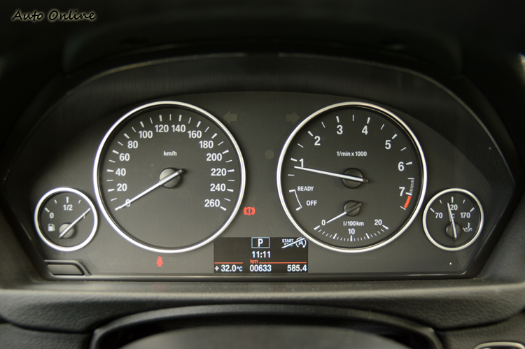 經典的四圓儀表板,較特殊的地方是BMW用油溫表取代水溫表設計。