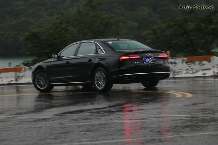 即使車長和軸距的尺碼不小,靈活轉向之餘,氣壓懸吊也增進了整體舒適性。