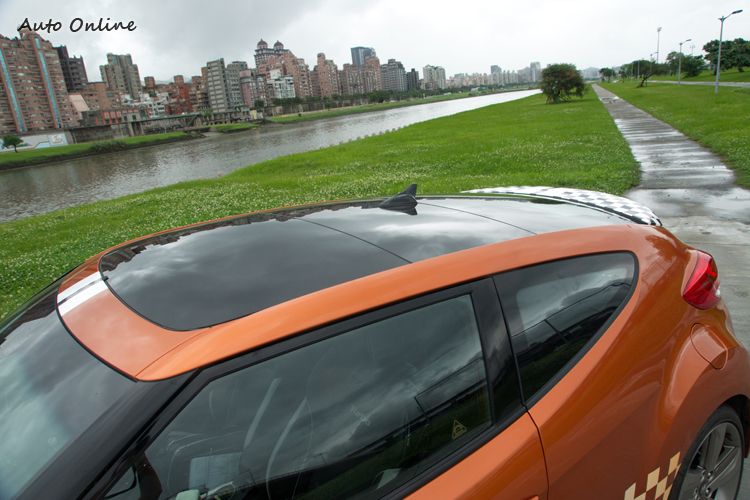 染黑處理的雙開式電動天窗讓車頂也很有看頭。