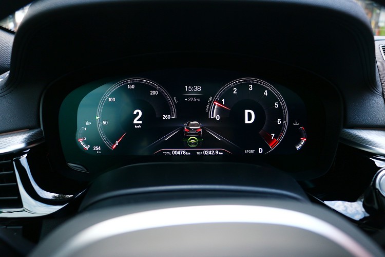 12.3吋多重行車模式儀表板,透過螢幕取代原本的傳統指針,能多元及多變顯示車輛資訊。