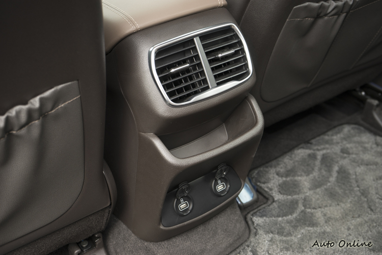 二排座椅有出風口、置物格與二個USB。