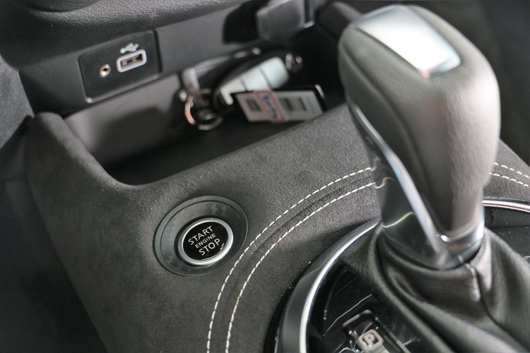 引擎啟動按鈕在排檔桿左側。