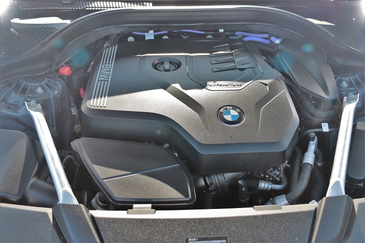 搭載一顆2.0升四缸渦輪增壓引擎,原廠代號B48,改款後導入48V高效複合動力。