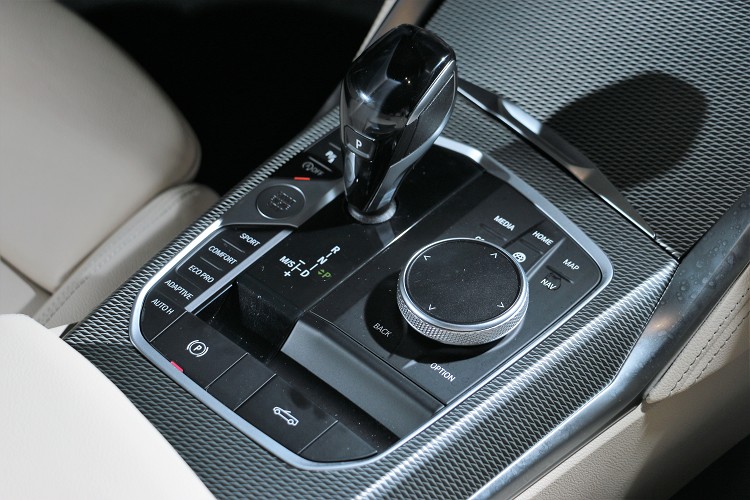 中央鞍座控制介面是全車精髓,開關篷的控制開關就在旋鈕後方。