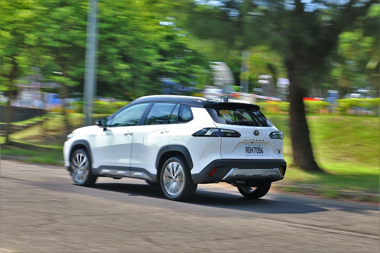 開起來路感變得清晰,避震器支撐性提升有感,操控樂趣有些微提升。