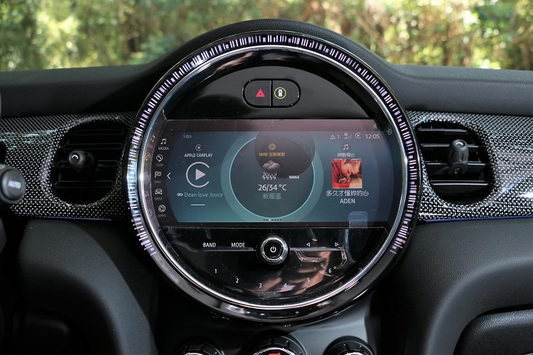 中控台中間的螢幕全面升級8.8吋高解析度觸控螢幕,搭載清晰直覺的全新MINI Visual Boost中控螢幕介面。