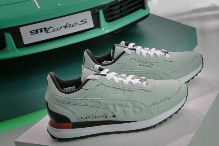 台灣保時捷同步推出了台灣專屬獨家限量系列商品,包含精心打造的保時捷精品與服飾鞋履,以此向保時捷輝煌的賽車血統和歷史致敬。