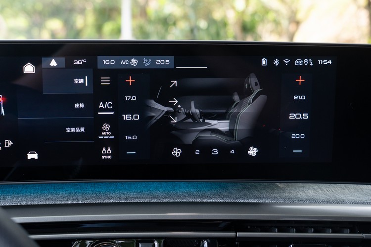 中控螢幕畫面風格跟過去類似,環景顯影運作效率比上代有顯著進步