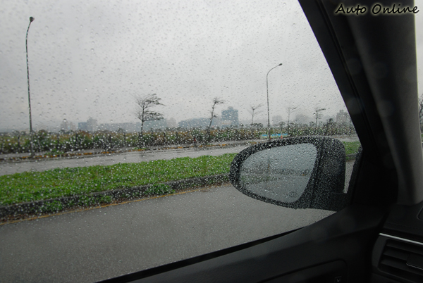 在Camry Hybrid車款上,前座左右兩側玻璃,全數改用撥水玻璃車窗。