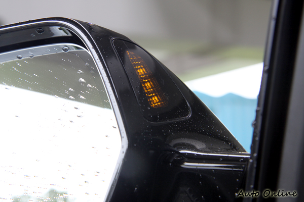 入門車型在安全配備上不打折扣,像車道變換輔助系統全車系都是標準配備。