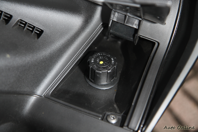 前方有個小置物空間,但只能放些如零錢的小物。