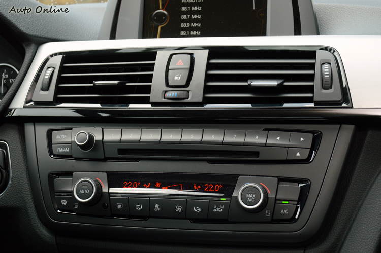 中控台上有雙區恆溫空調配備以及音響的快速選擇按鍵。