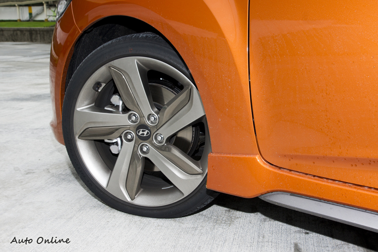 鍍鉻雙色渦輪葉片造型18吋鋁圈。