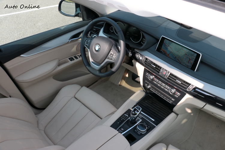 中控台很有BMW的一貫作風,上方固定螢幕不可收折,透過iDrive旋鈕操作。