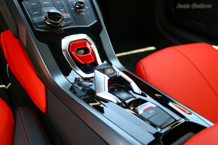 看不到排檔桿,只有R、P、N三個檔位按鈕。