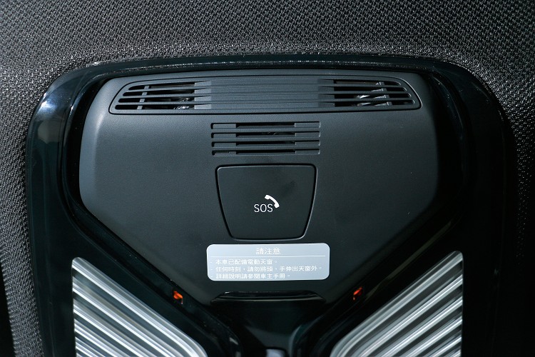 SOS智能緊急求助作用時機,當車輛碰到突發事件、車輛撞擊後能自動連接BMW客服中心。