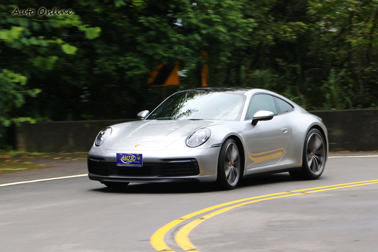 911 Carrera 4S安定穩定的特質,不需要高超的技術就能享受它的樂趣。
