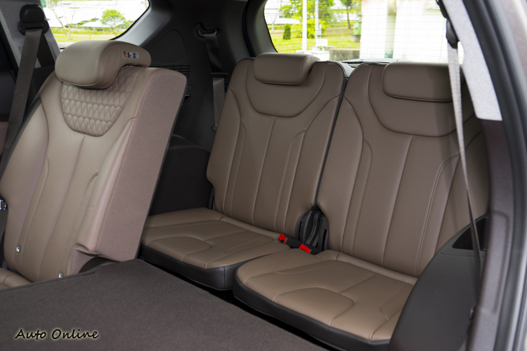 第三排座椅橫向與頭部空間在同級中算前段水準。