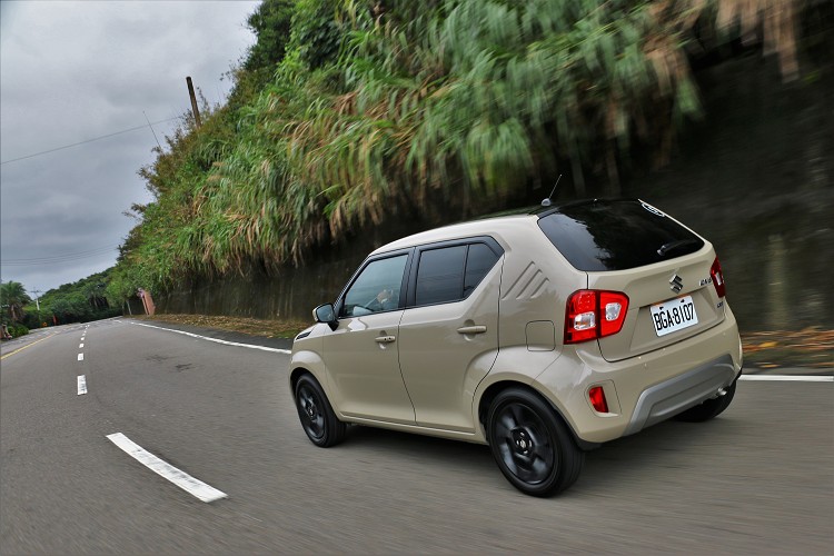 日本原裝進口的Suzuki Ignis在台灣上市便得到年輕族群喜愛,可愛的外觀加上輕巧的車身尺寸,算是跟得上潮流腳步。