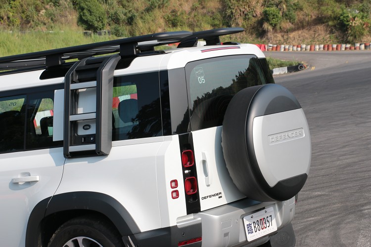 車尾的委們採側開式,避免備胎裝置導致重量過重不易關上,原廠標準配備電吸門。