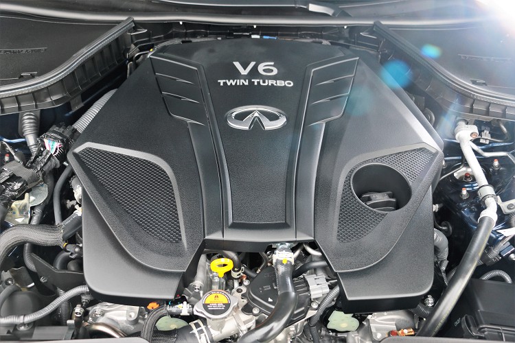 3.0升雙渦輪增壓V6引擎,是VR引擎家族中重量最輕、效率最高的V6引擎,放在Q50 300GT上面,最大馬力調降至300匹。
