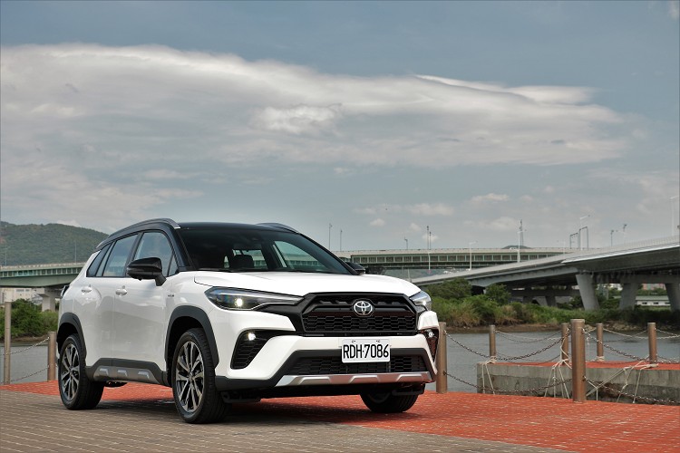 Corolla Cross GR Sport油電混合車型在台販售價格為94.5萬元,與旗艦車型的97.5萬元相差了三萬。