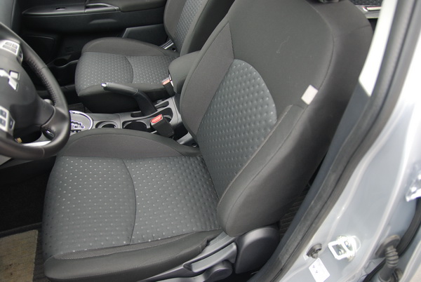 ASX 1.8的座椅材質,特採用3D立體壓紋平織布。