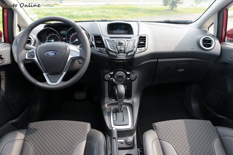 Fiesta內裝配備是三輛車中最豐富的。