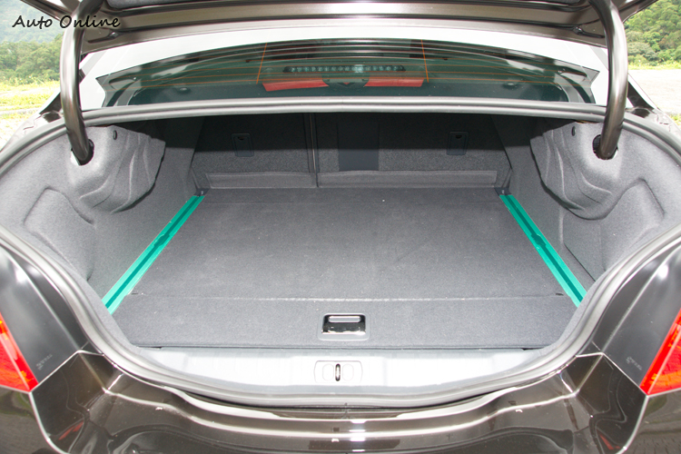 受到電動馬達機構影響,行李廂空間。