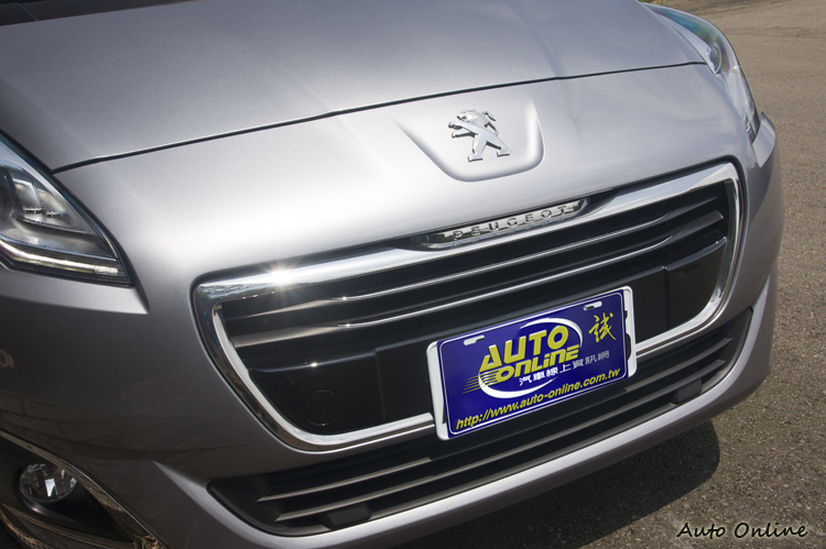 換上靈感來自SR1概念車的PEUGEOT新家族車頭面貌。