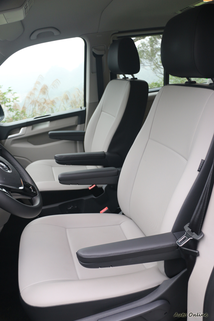 雙前座都備有可調整固定角度的左右扶手,長途旅行更輕鬆。