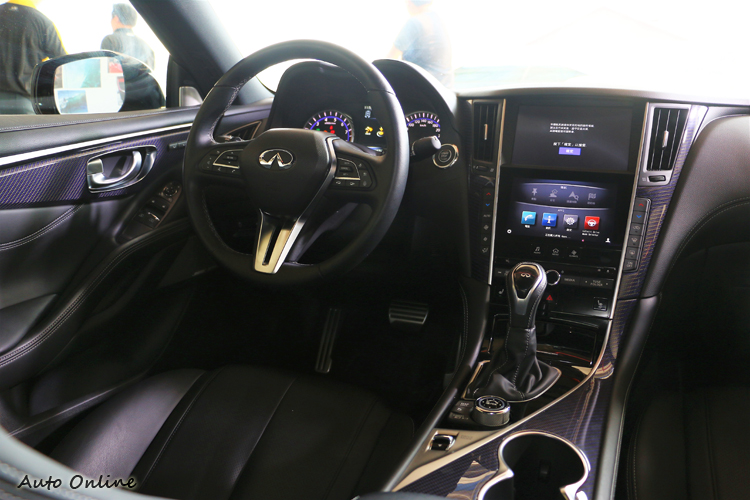 車內配置大致與Q50相同,中控台造型、按鍵配置有著相同樣貌與位置。