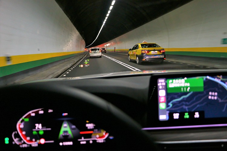 大面積的抬頭顯示幕,可更容易判讀車輛狀態。