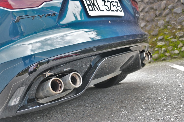 P450尾管採左右雙出,大排量V8引擎所帶來的聲浪相當渾厚,原廠標配主動式跑車排氣系統,透過按鍵控制能得到高亢的聽覺饗宴。