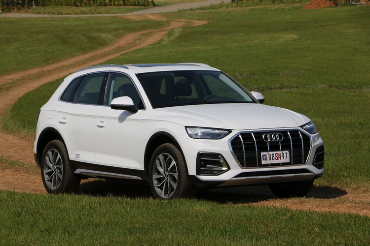 搭載主動式氣壓懸吊的Audi Q5,駕駛模式就會增加一組全地形模式。