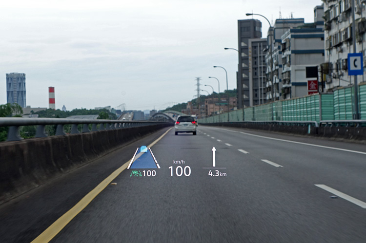 不同於Arteon採用的透明投影板,Golf抬頭顯示器是直接將影像投射在擋風玻璃上,清晰度與質感都更好。