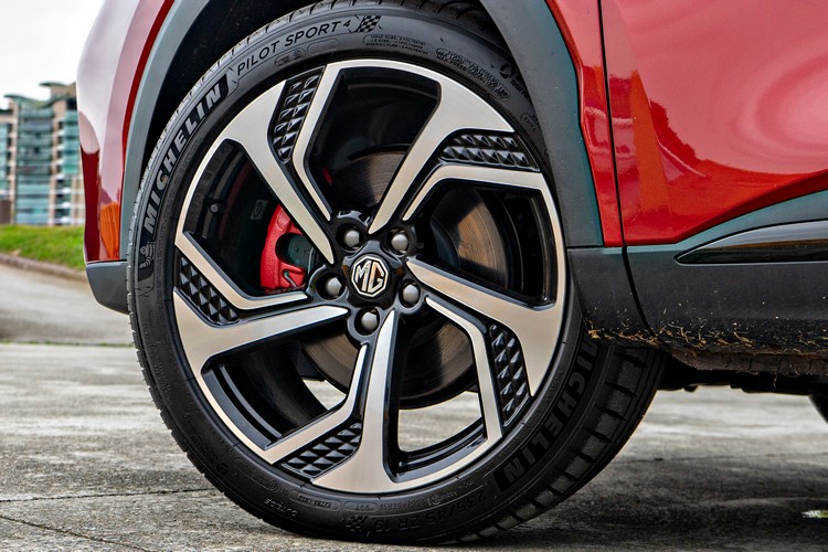 19吋戰斧式輪圈搭配紅色運動卡鉗