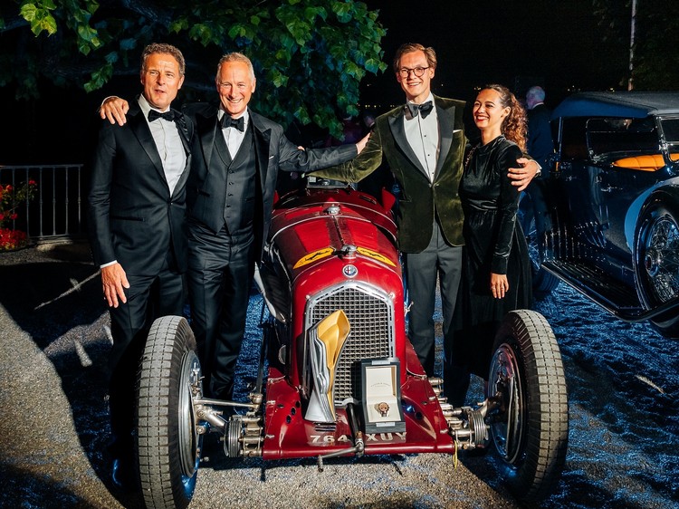 朗格CEO Wilhelm Schmid(左二)、兩位得獎代表,以及BMW古董車部門主管暨Concorso d’Eleganza Villa d’Este古董車大賽主席Helmut Käs(左一)於頒獎典禮合影。