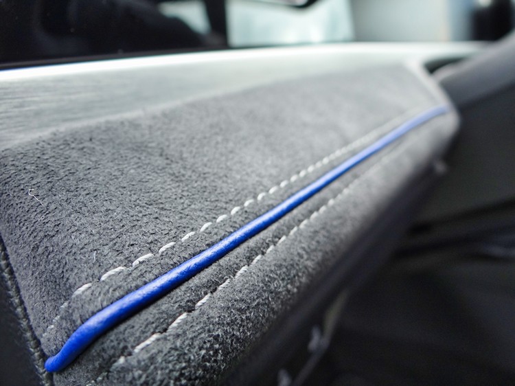 R-Line專屬的對比色縫線和麂皮包覆儀表台,讓座艙看起來更有質感。