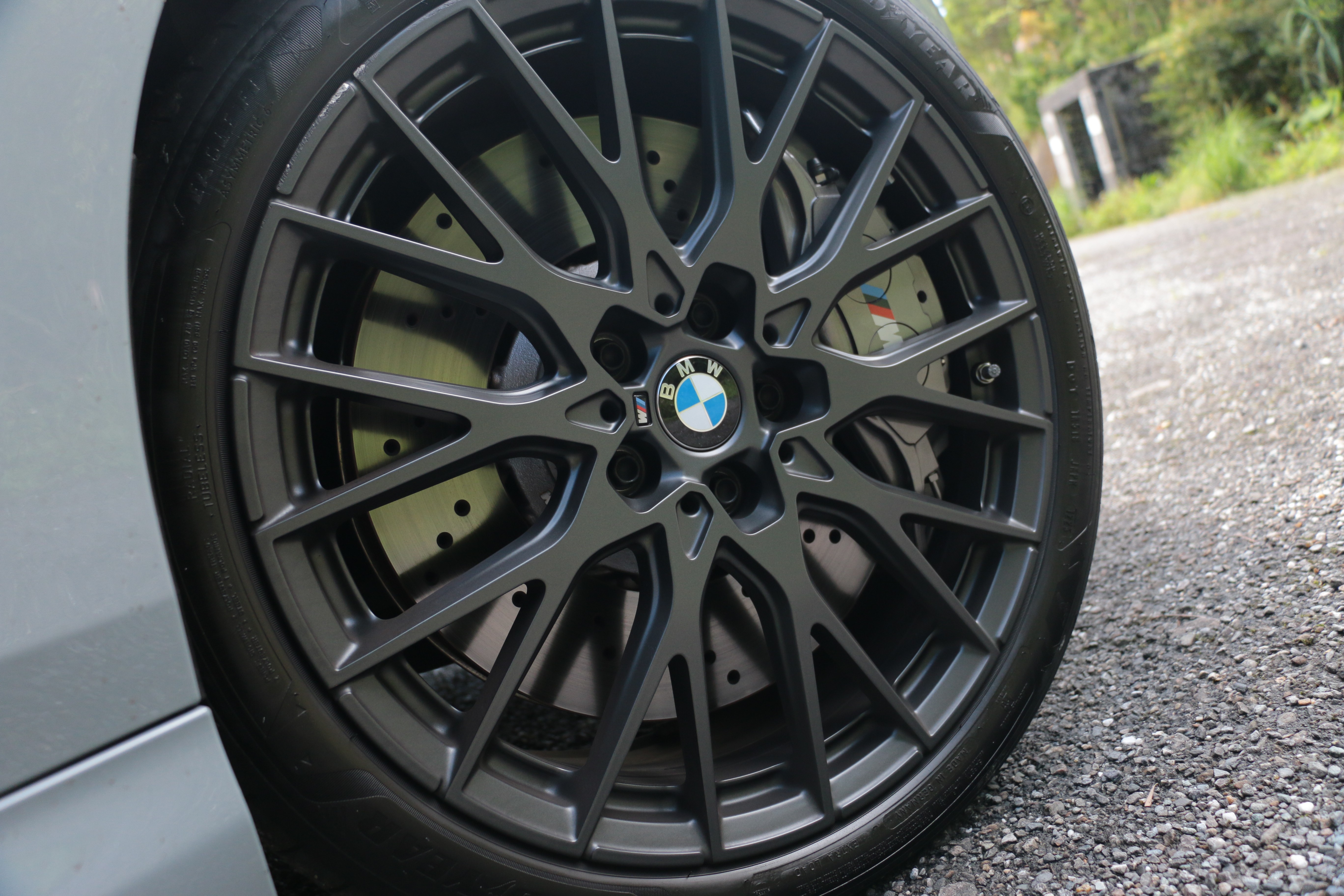 專屬的M複合式煞車套件及19吋輪圈。