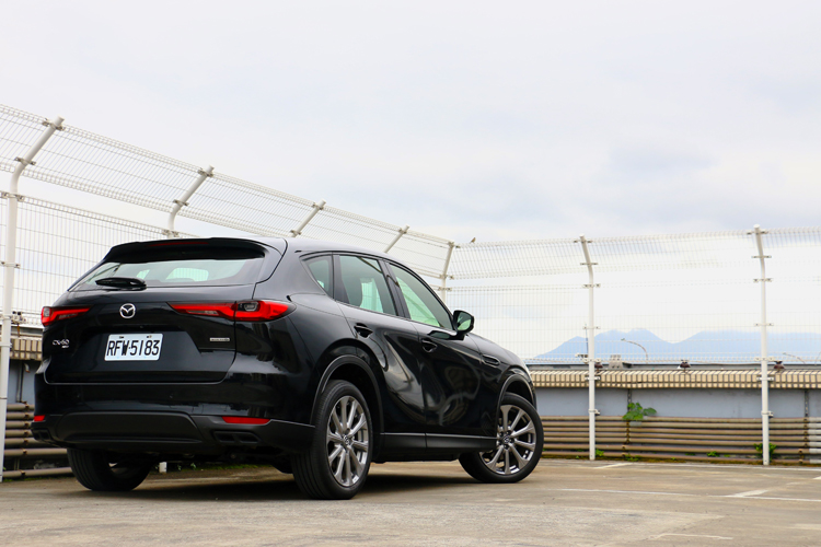 《你不再需要向世界證明什麼，只需要找到那份屬於自己的從容感。如果你正處在這樣的階段，你會懂 CX-60 為什麼會讓人一坐上去，就覺得人生好像真的升級了。》