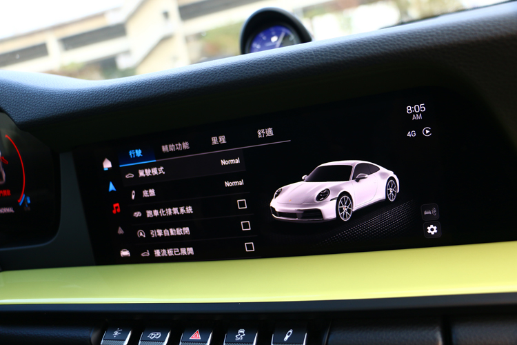 10.9吋高解析觸控螢幕，支援無線Apple Carplay，車輛的調整也可從這控制。