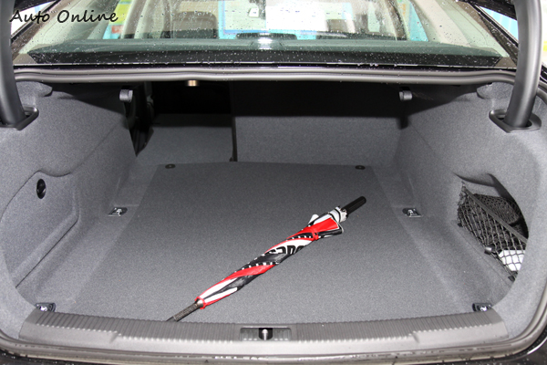 中大型豪華房車後行李箱一定要夠大,因為得放進高爾夫球具,車界應該要發明一個高爾夫球具裝載指數之類的。