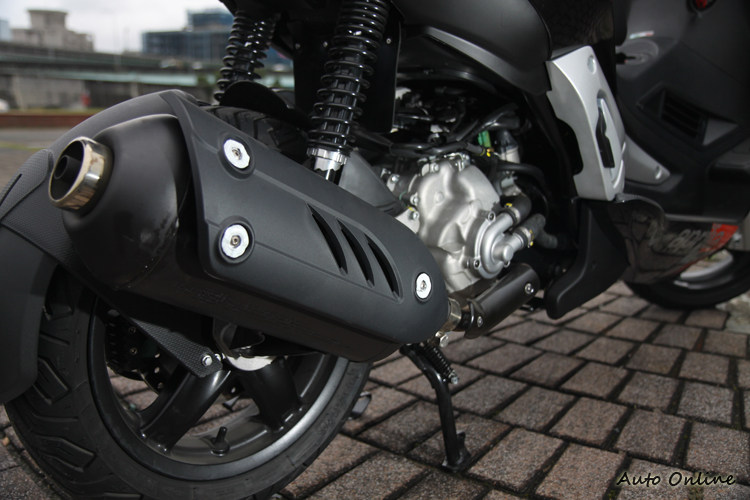 短巧的排氣管設計剛好符合台灣人喜歡短管的味口,好不好就見人見智了。