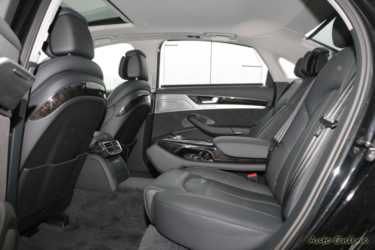 極其寬敞的後座空間,唯一抱怨的大概只有天窗涵蓋範圍不夠大。