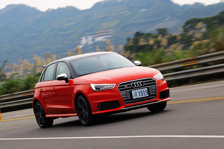 有別於一般A1車系,S1 Sportback下氣壩側邊採用平光鋁質進氣口。